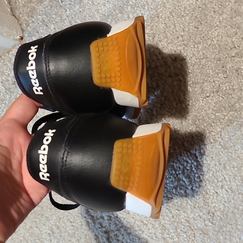 SOLD- Reebok Sneakers - Picture 3 of 4